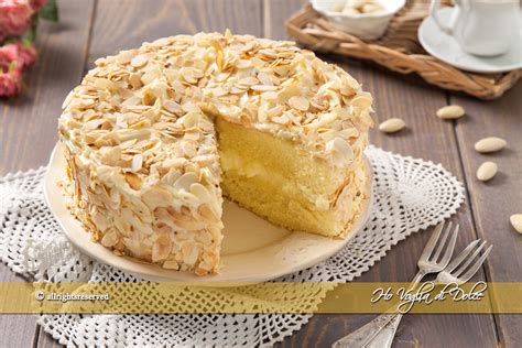 Torta con crema e mandorle