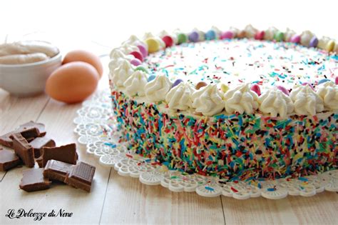Torta con decorazioni colorate