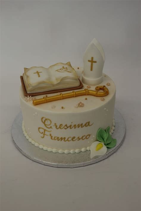Torta con decorazioni floreali per la Cresima