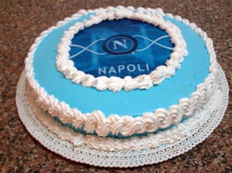 Torta con decorazioni geometriche stilizzate