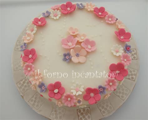 Torta con fiori stilizzati