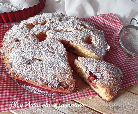 Torta con marmellata di ciliegie e cioccolato