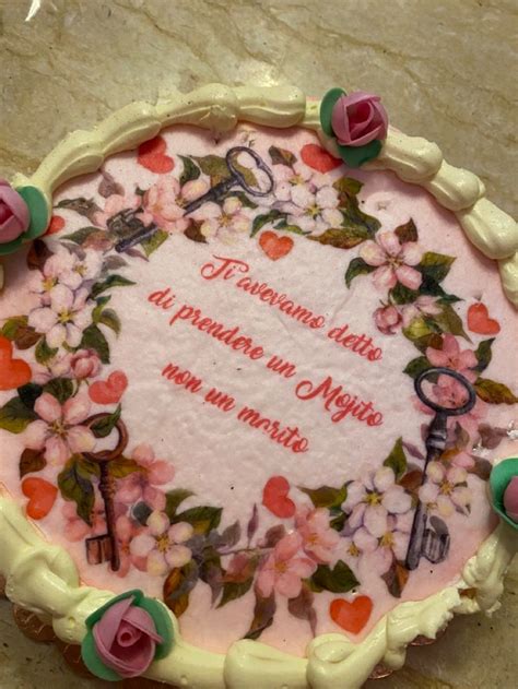 Torta con panna per addio al nubilato