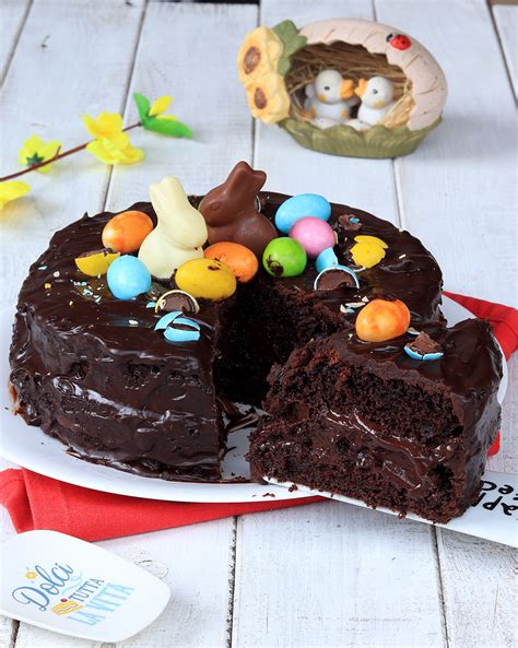 Torta con uova di Pasqua avanzate pronta per essere gustata