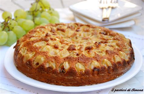 Torta con uva bianca e cioccolato