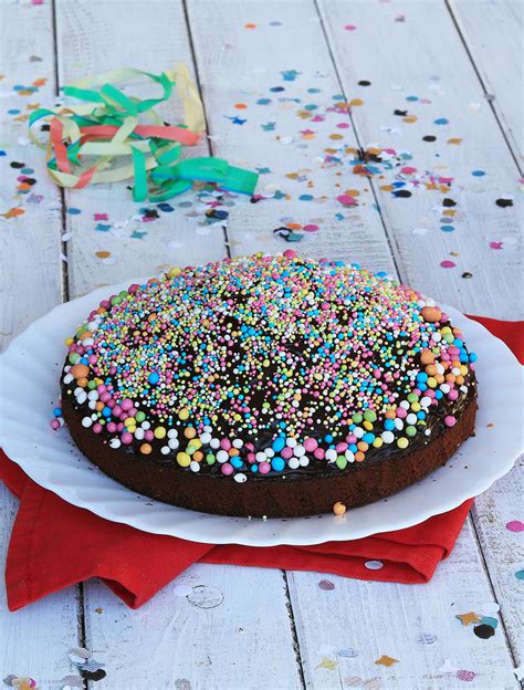 Torta con zuccherini colorati