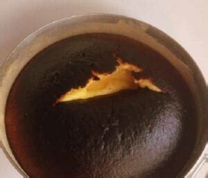 Torta cruda dentro e bruciata fuori