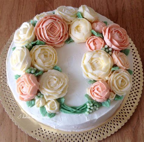 Torta decorata con fiori