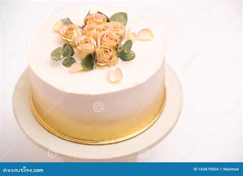 Torta decorata con fiori freschi