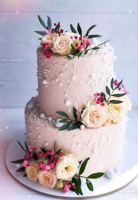 Torta decorata con fiori veri