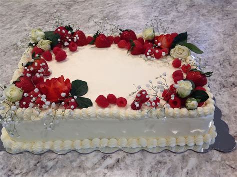 Torta decorata con frutta