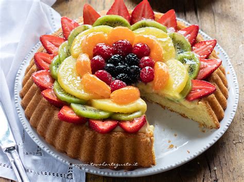 Torta decorata con frutta fresca