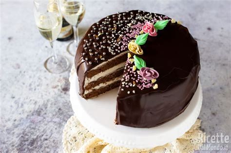 Torta decorata con glassa al cioccolato