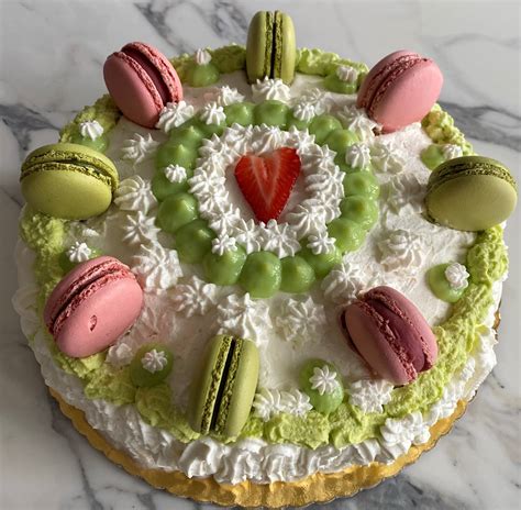 Torta decorata con macaron e fiori