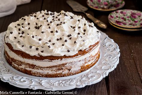 Torta decorata con panna e cioccolato