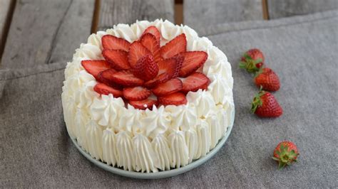 Torta decorata con panna e fragole