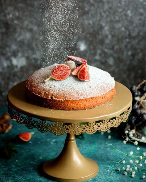 Torta decorata con zucchero a velo