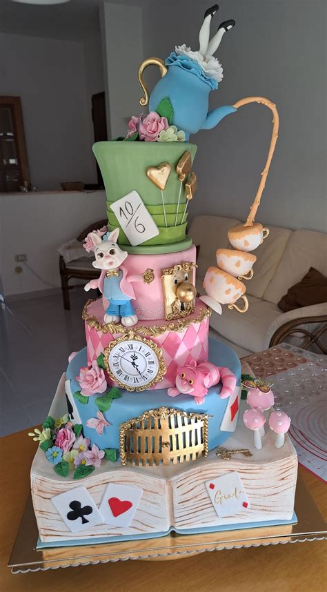 Torta di Alice nel Paese delle Meraviglie