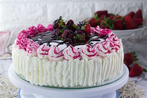 Torta di Compleanno al Cacao con Panna e Lamponi