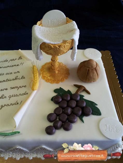 Torta di Comunione decorata con libro e rosario