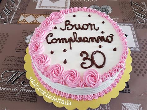 Torta di compleanno con decorazioni eleganti