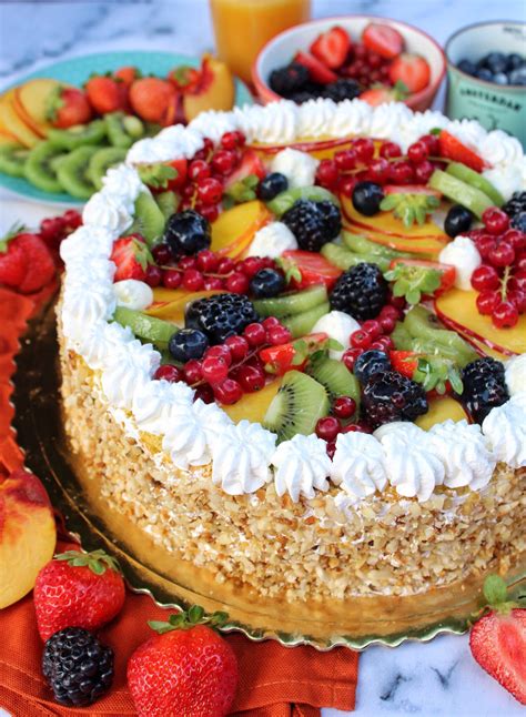 Torta di compleanno con frutta