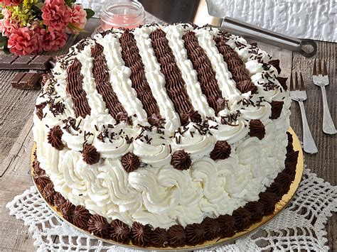 Torta di compleanno con panna e cioccolato