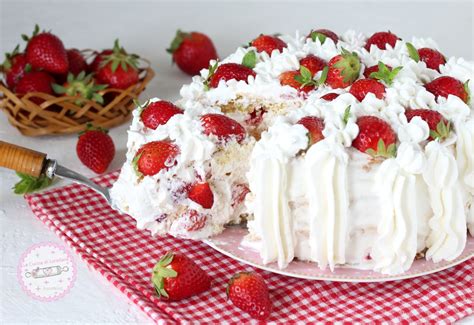 Torta di compleanno con panna e fragole