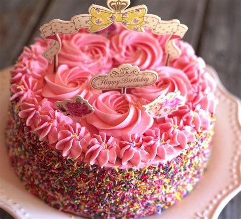 Torta di compleanno decorata con farfalle colorate