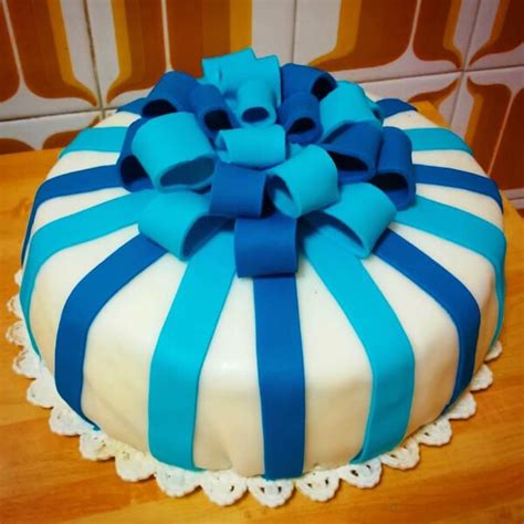 Torta di compleanno decorata con pasta di zucchero