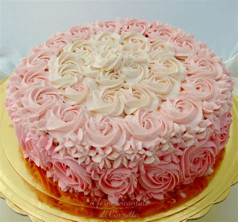 Torta di compleanno decorata con rose rosa