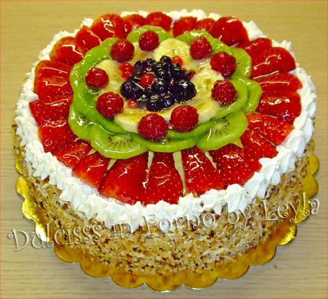 Torta di compleanno semplice con frutta fresca
