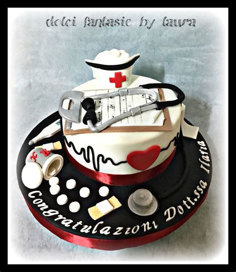 Torta di laurea a tema infermieristica