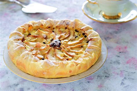 Torta di pasta sfoglia con ricotta e marmellata