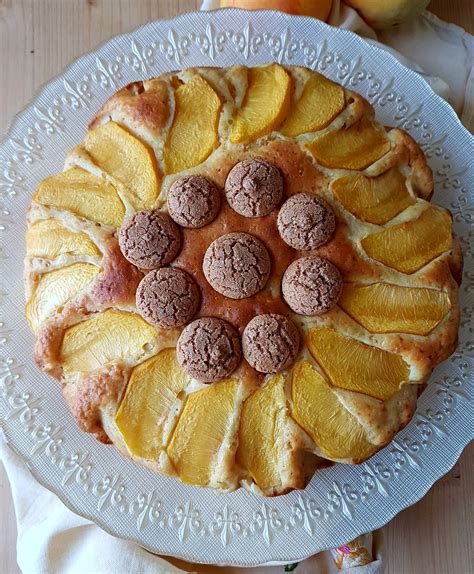 Torta di pesche e amaretti servita con gelato