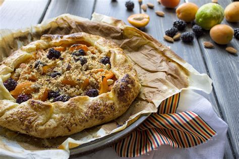 Torta di sfoglia con albicocche