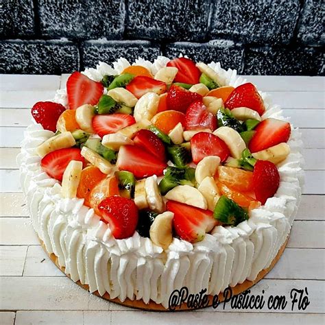 Torta farcita con crema e frutta