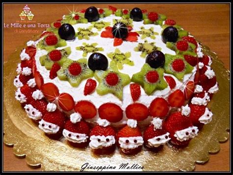 Torta farfalla decorata con panna e frutta