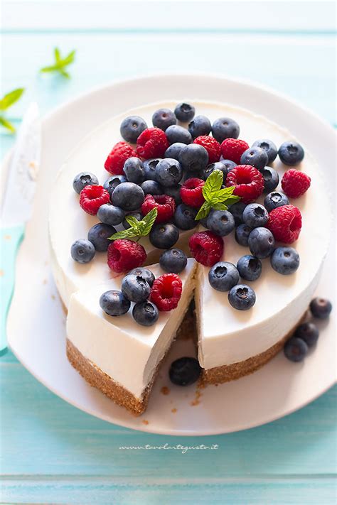 Torta fredda allo yogurt e frutti di bosco