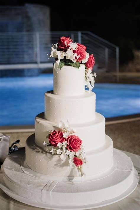 Torta nuziale con decorazioni floreali