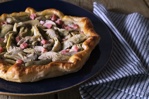 Torta salata con carciofi, pancetta e scamorza