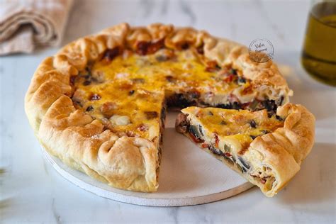 Torta salata con crema di melanzane, robiola e pomodorini