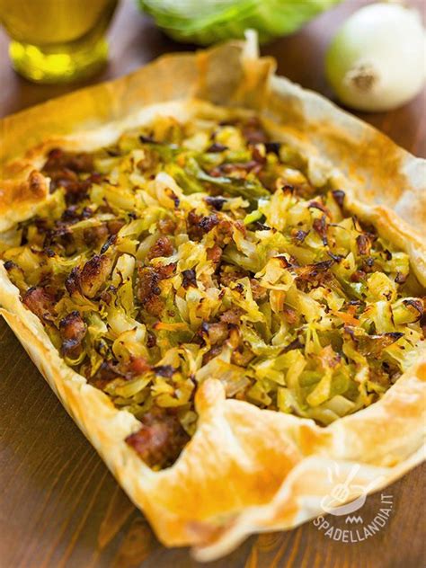 Torta salata con porri e salsiccia