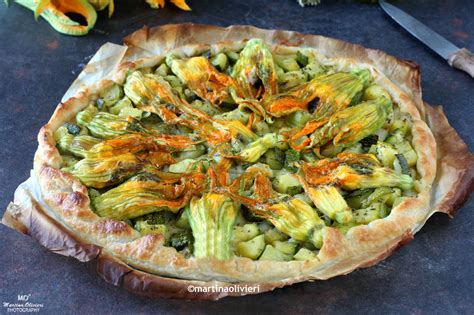 Torta salata con zucchine e fiori