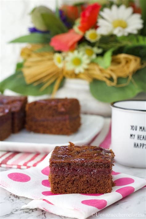 Torta versata al cacao e confettura di lamponi