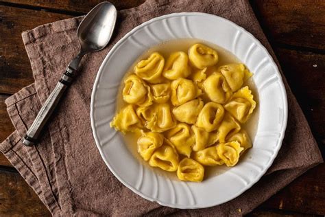Tortellini in brodo, piatto tipico bolognese