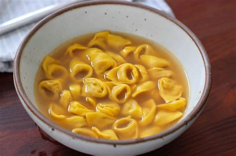 Tortellini vegani in brodo