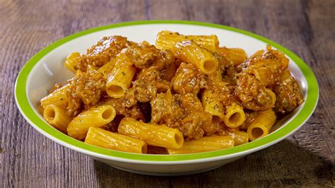 Tortiglioni con Ragù di Salsiccia