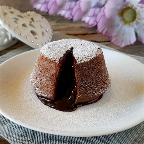 Tortino al cioccolato servito con lamponi