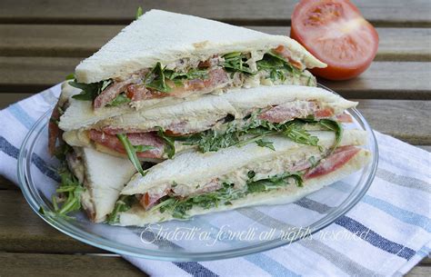 Tramezzino con salame, rucola e salsa rosa